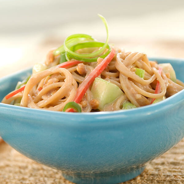 SKIPPY® Asian Peanut Noodle and Vegetable Salad / Asiática de fideos de maní y ensalada de verduras