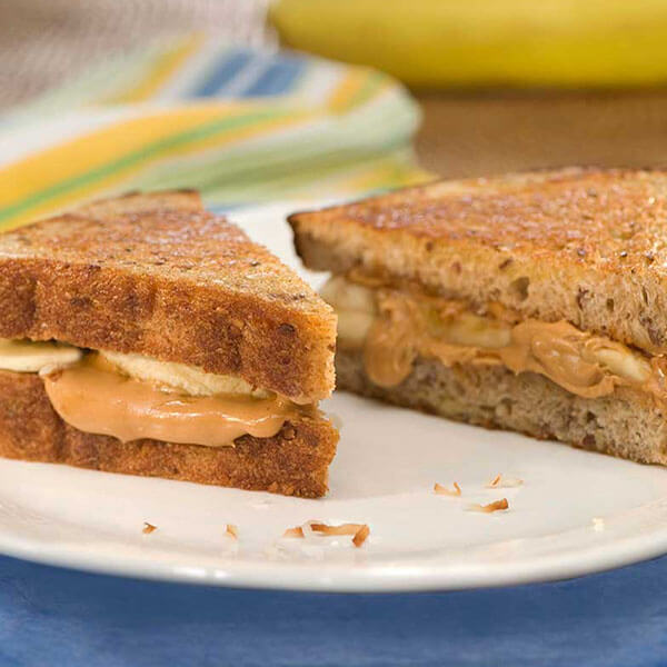 SKIPPY® Cinnamon Banana Peanut Butter Paninis / Panini de mantequilla de maní con canela y banana