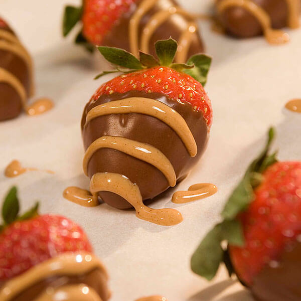 SKIPPY® Peanut Butter ‘n Chocolate Dipped Strawberries / Fresas sumergidas en mantequilla de maní y chocolate